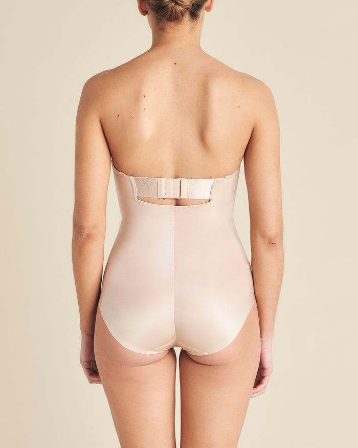 Body reductor palabra de honor Beige de SPANX en Lady Pipa para llevar bajo vestidos de invitada.