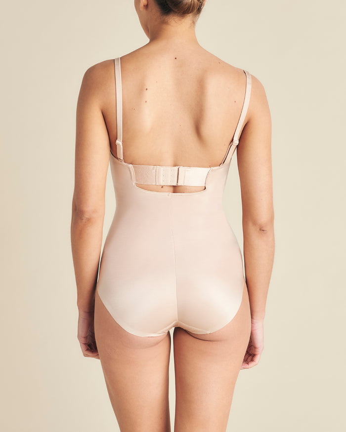 Body reductor palabra de honor Beige de SPANX en Lady Pipa para llevar bajo vestidos de invitada.
