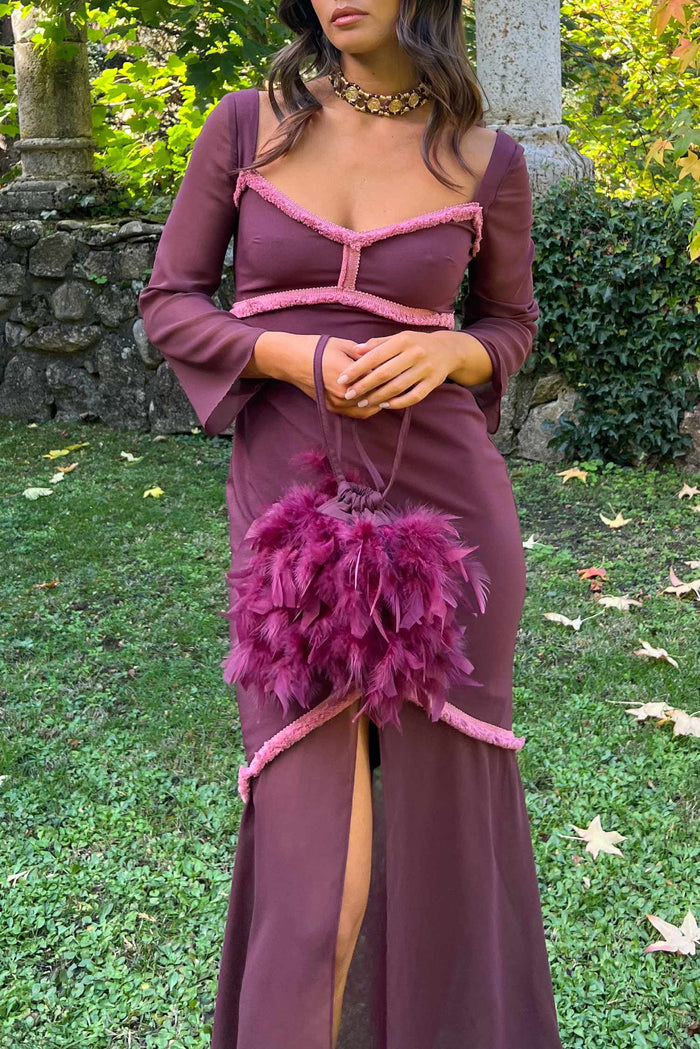 Bolso Bruna Plumas Cereza de Lady Pipa para completar looks de invitada.