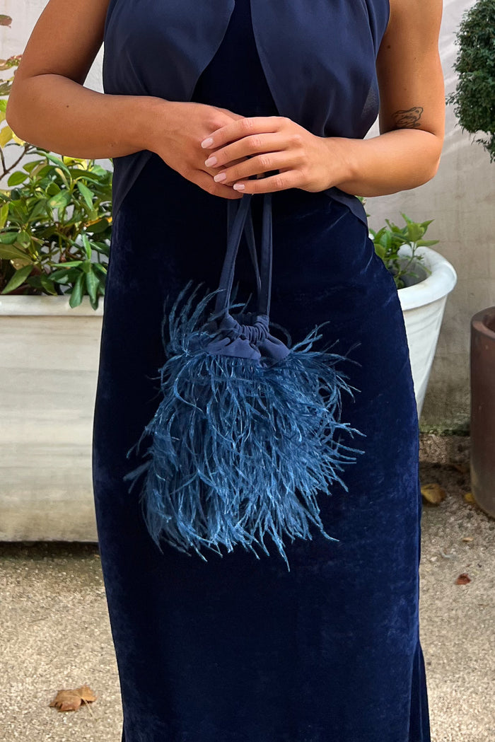 Bolso Bruna Plumas Marino de Lady Pipa para completar looks de invitada.