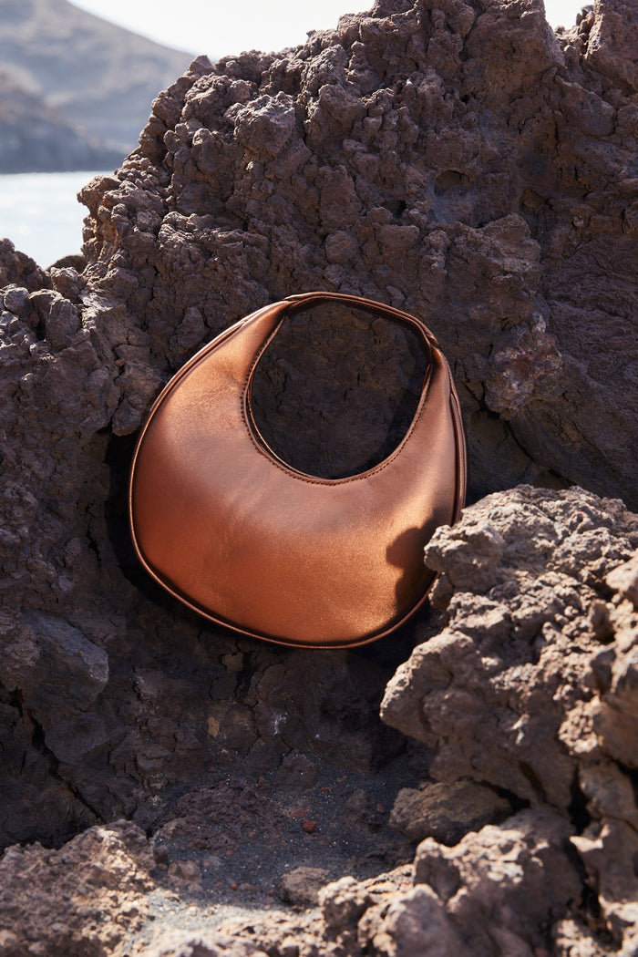 Bolso Eclipse Cobre de Lady Pipa para completar looks de invitada.