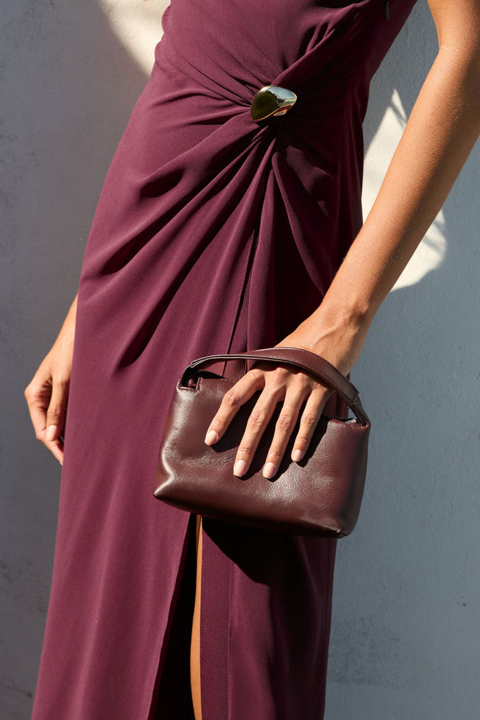Bolso Sonora Berenjena de Lady Pipa para completar looks de invitada.