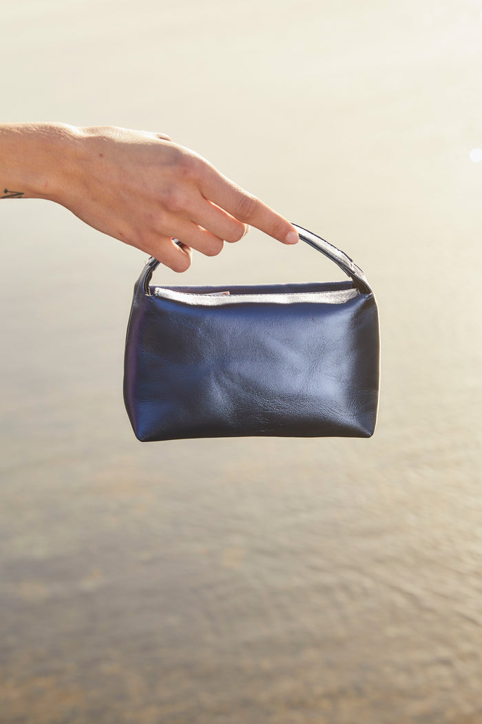Bolso Sonora Cobalto de Lady Pipa para completar looks de invitada.