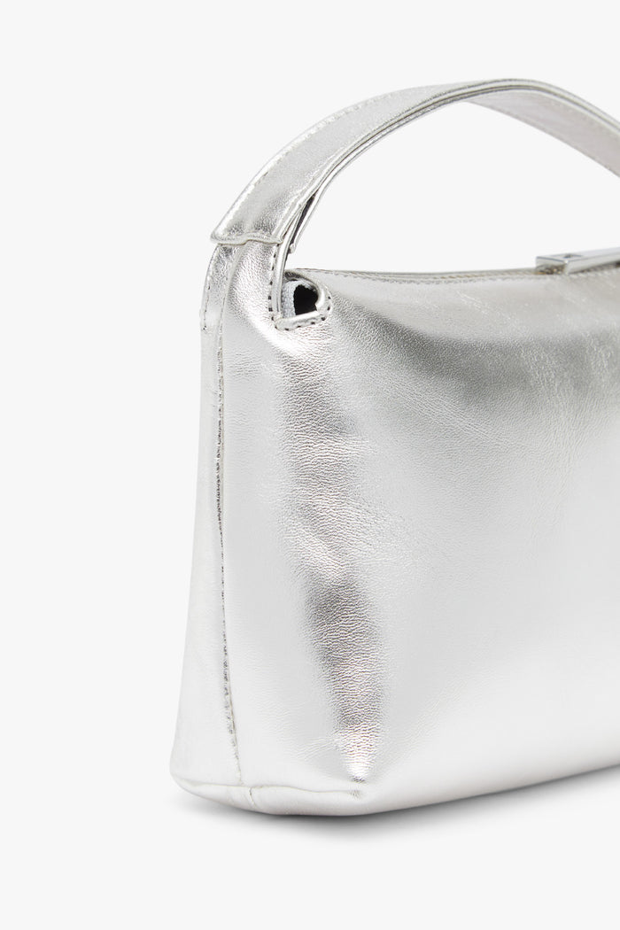 Bolso Sonora Plata de Lady Pipa para completar looks de invitada.