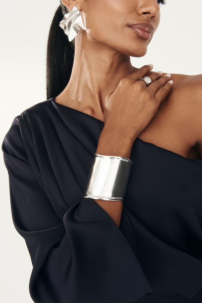 Brazalete Nasu Plateado en Lady Pipa para completar looks de invitada.
