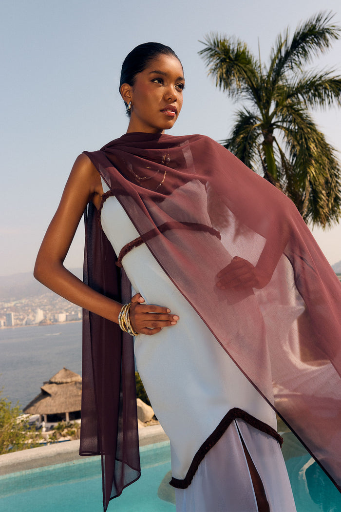 Chal Tosca Morado de Lady Pipa para completar looks de invitada.