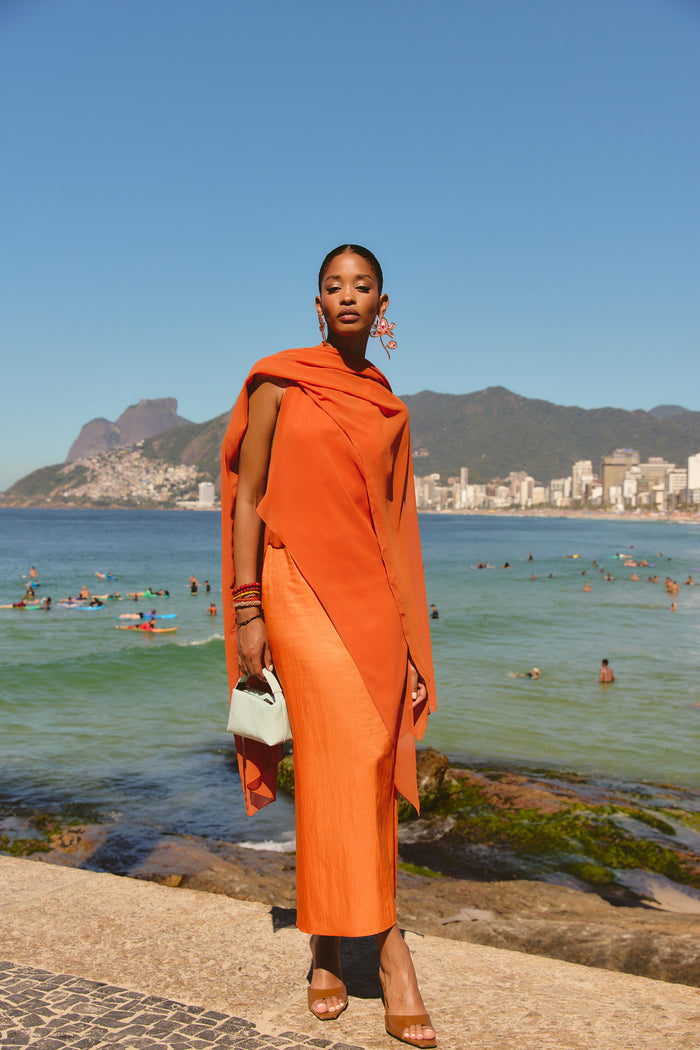 Chal Tosca Naranja de Lady Pipa para completar looks de invitada.