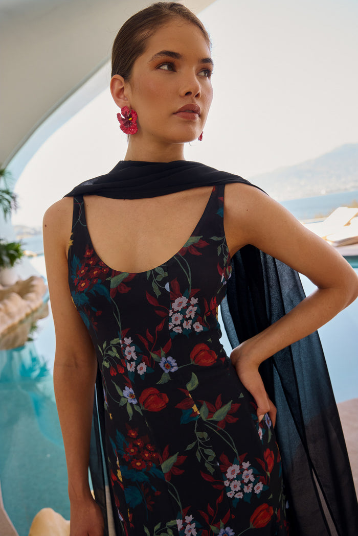 Chal Tosca Negro de Lady Pipa para completar looks de invitada.