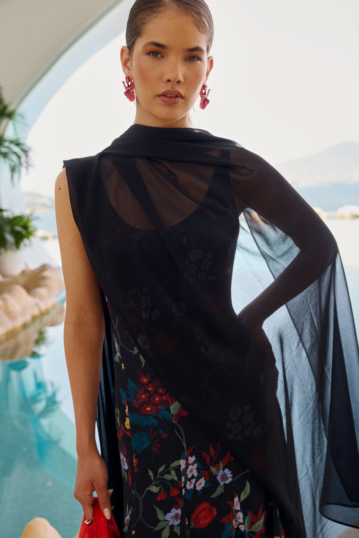 Chal Tosca Negro de Lady Pipa para completar looks de invitada.