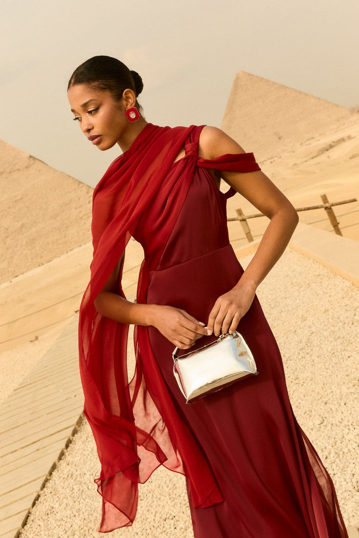 Chal Tosca Rojo de Lady Pipa para completar looks de invitada.