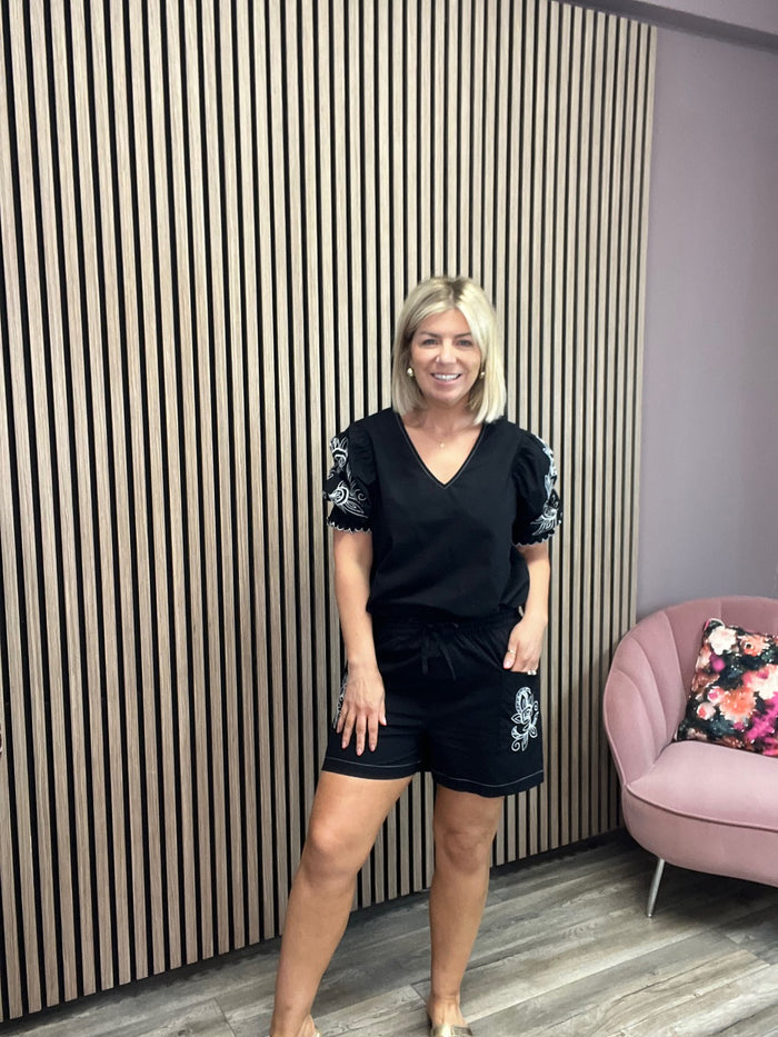 Isle V-Neck Short Sleeve Top (Black/White)