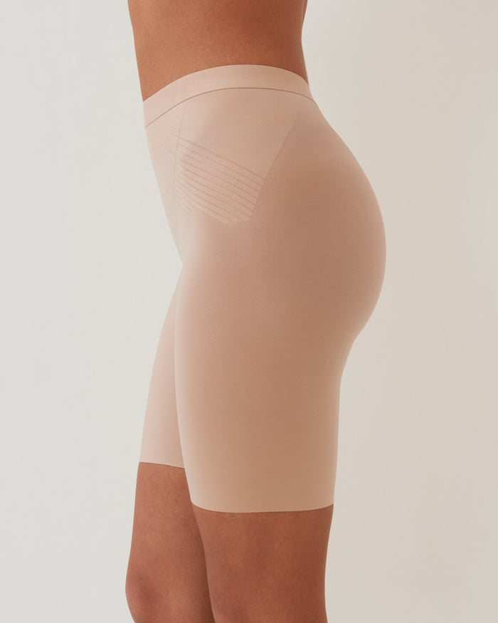 Pantalón reductor Beige de SPANX en Lady Pipa para llevar bajo vestidos de invitada.