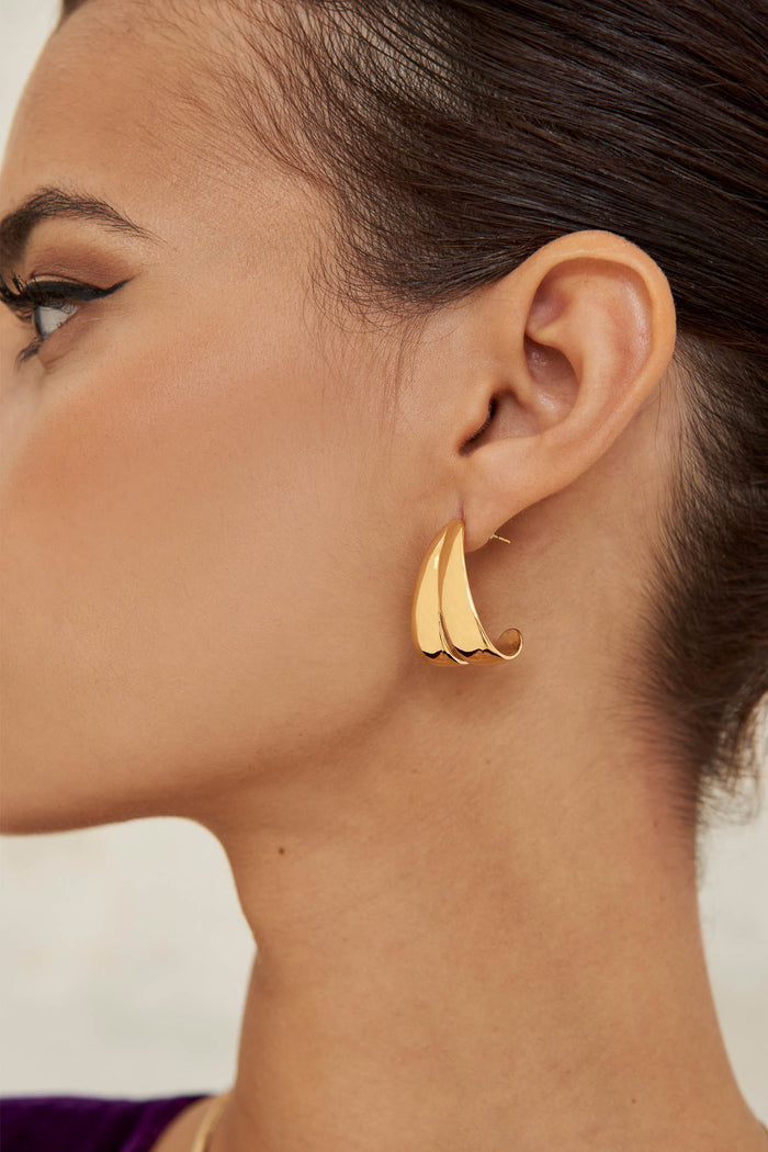 Pendientes Doble Aro Dorado en Lady Pipa para completar looks de invitada.