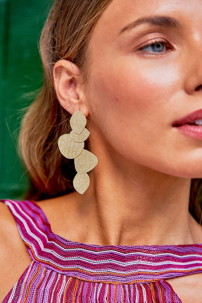 Pendientes Dotted Sai Dorado de Tiahra en Lady Pipa para completar looks de invitada.