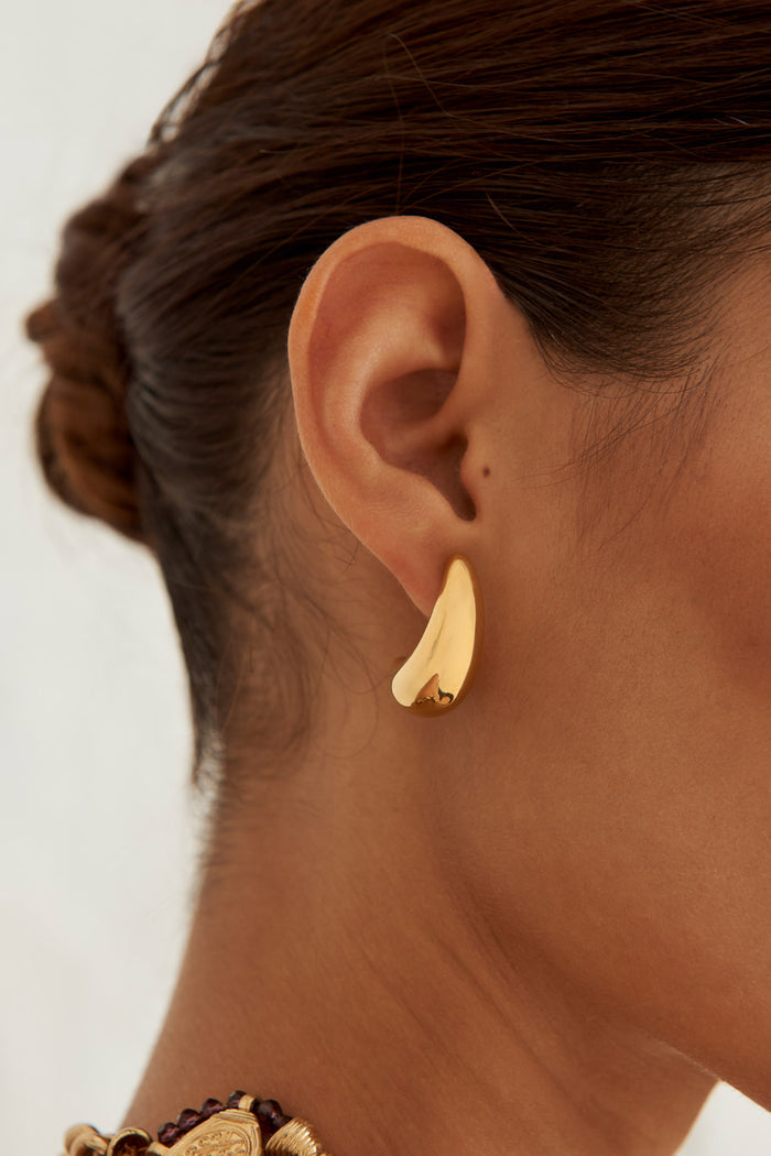 Pendientes Gota Dorado en Lady Pipa para completar looks de invitada.