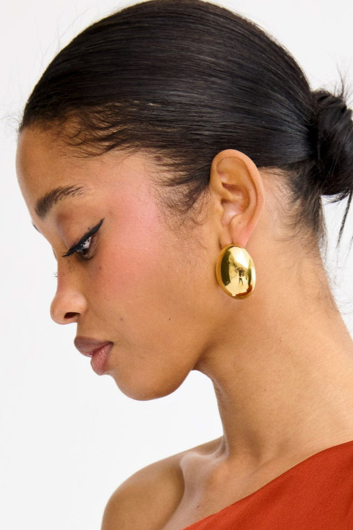 Pendientes Óvalo Dorado en Lady Pipa para completar looks de invitada.