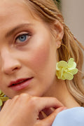 Pendientes Pétalos Amarillo de Malababa en Lady Pipa para completar looks de invitada.