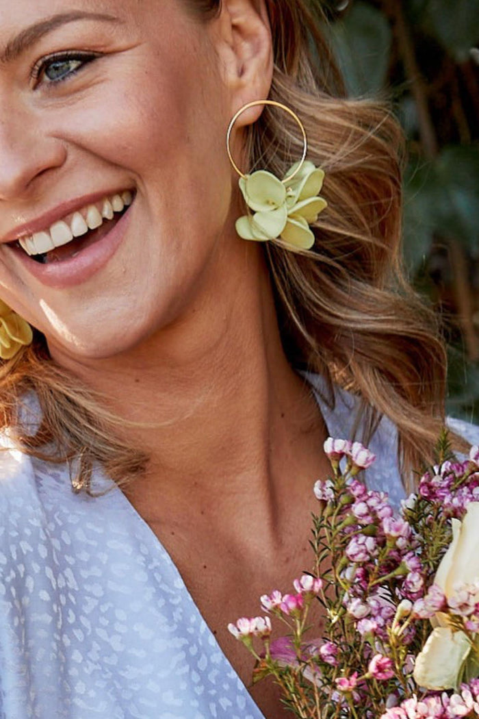 Pendientes Pétalos Amarillo de Malababa en Lady Pipa para completar looks de invitada.