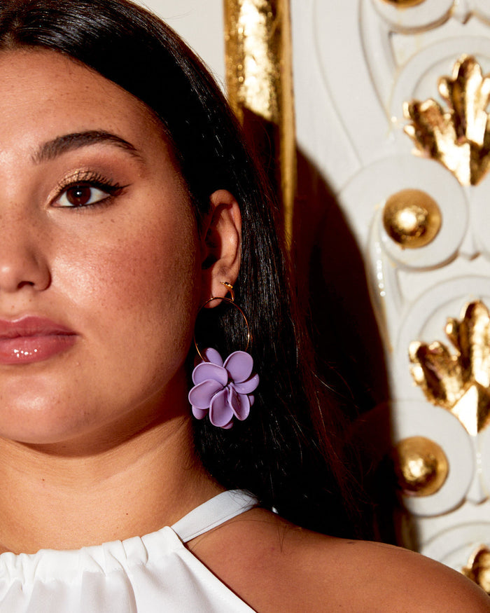 Pendientes Pétalos Lila de Malababa en Lady Pipa para completar looks de invitada.