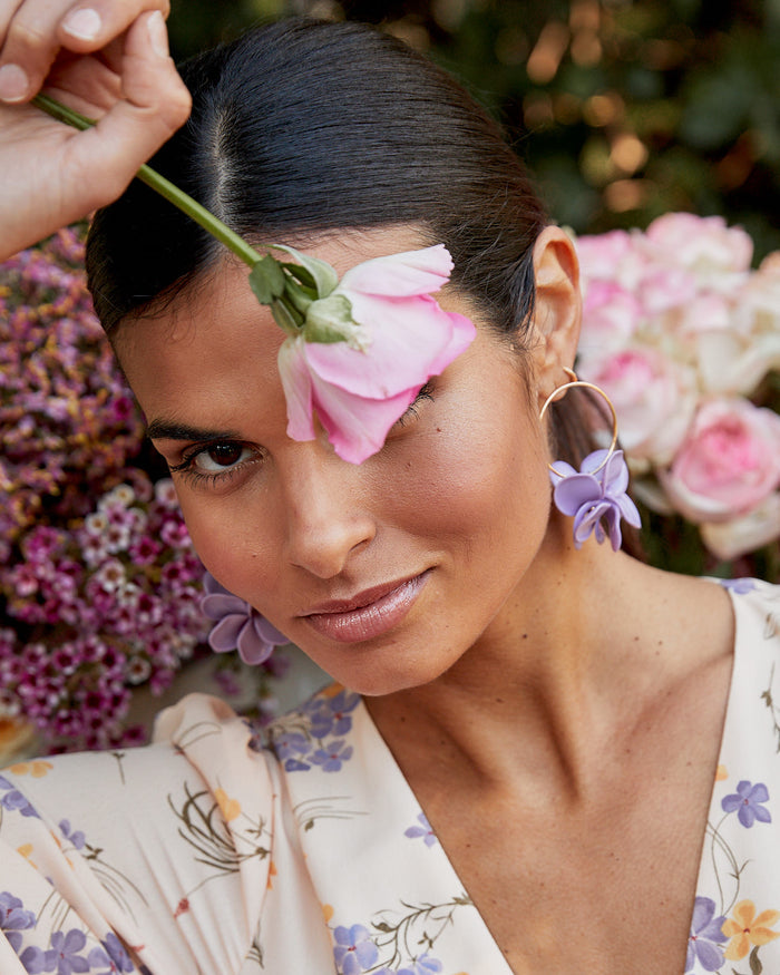 Pendientes Pétalos Lila de Malababa en Lady Pipa para completar looks de invitada.