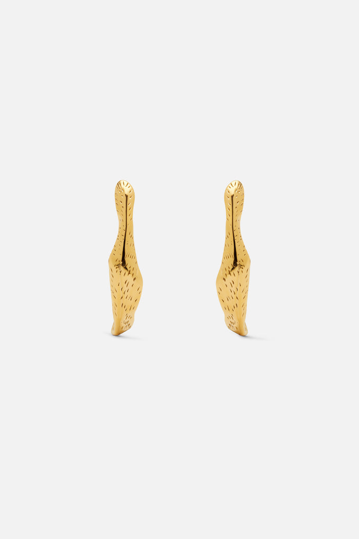 Pendientes Semiaro Irregular Dorado en Lady Pipa para completar looks de invitada.