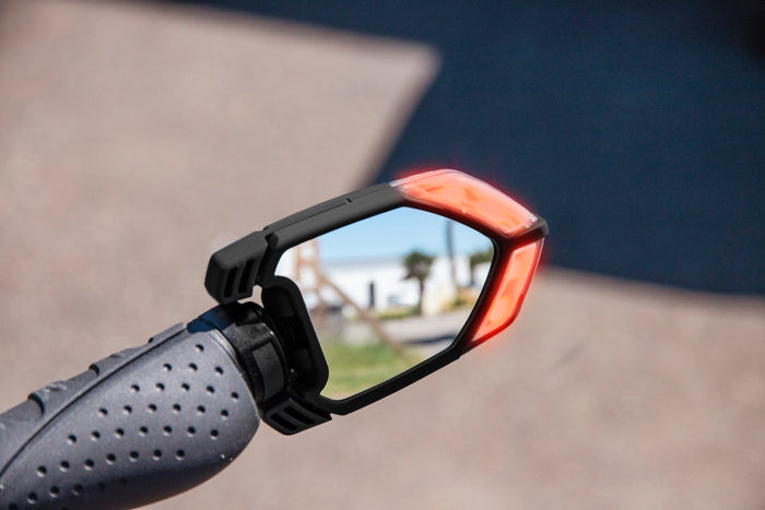 Rétroviseur Vélo et Trottinette Clignotant QLIR Noir lifestyle