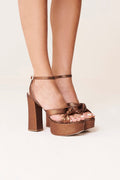 Sandalia Greta Block Cobre con plataforma de Lady Pipa para completar looks de invitada.
