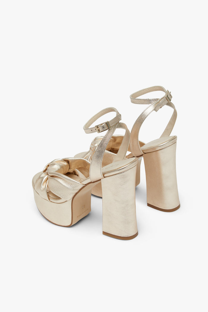 Sandalia Greta Block Dorado de tacón alto con plataforma de Lady Pipa para completar looks de invitada.