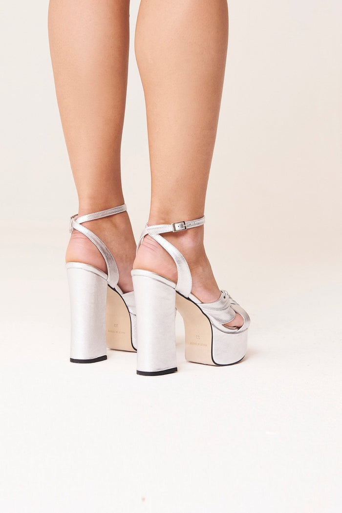 Sandalia Greta Block Plata con plataforma de Lady Pipa para completar looks de invitada.