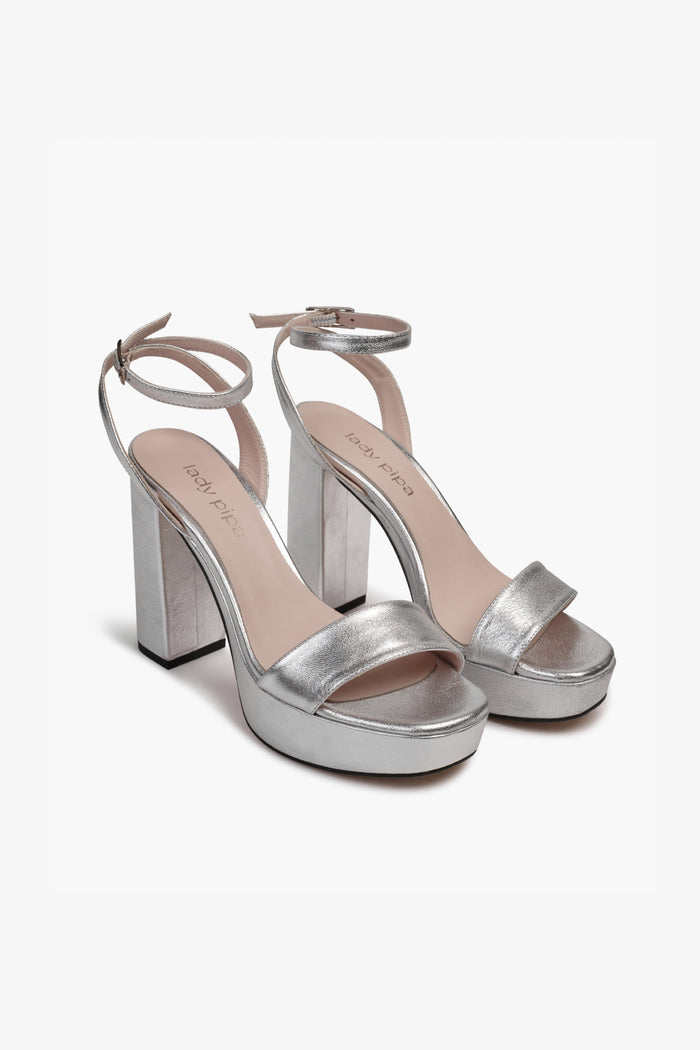 Sandalia Loira Plata con plataforma de Lady Pipa para completar looks de invitada.