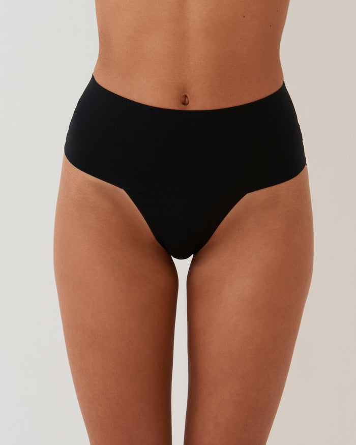 Tanga invisible moldeador Negro de SPANX en Lady Pipa para llevar bajo vestidos de invitada.