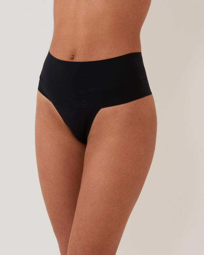 Tanga invisible moldeador Negro de SPANX en Lady Pipa para llevar bajo vestidos de invitada.