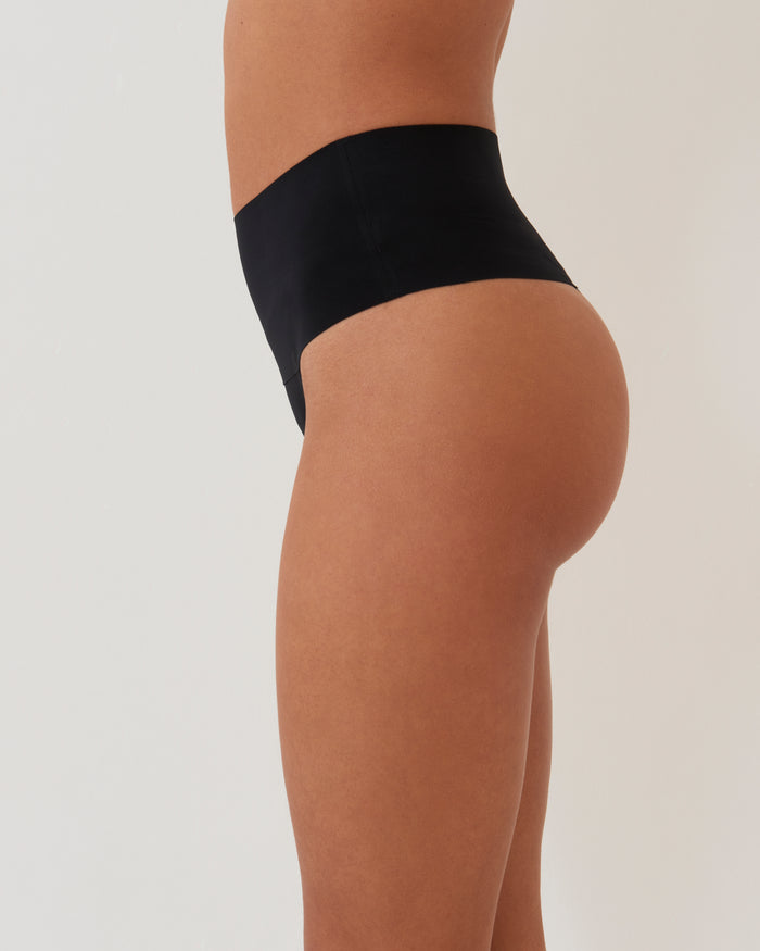 Tanga invisible moldeador Negro de SPANX en Lady Pipa para llevar bajo vestidos de invitada.