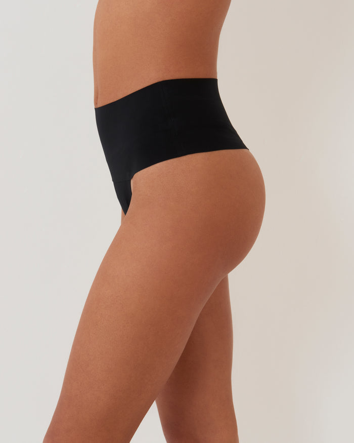 Tanga invisible moldeador Negro de SPANX en Lady Pipa para llevar bajo vestidos de invitada.