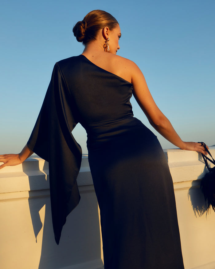 Vestido Petra Marino maxi asimétrico de Lady Pipa para invitada de boda de noche.