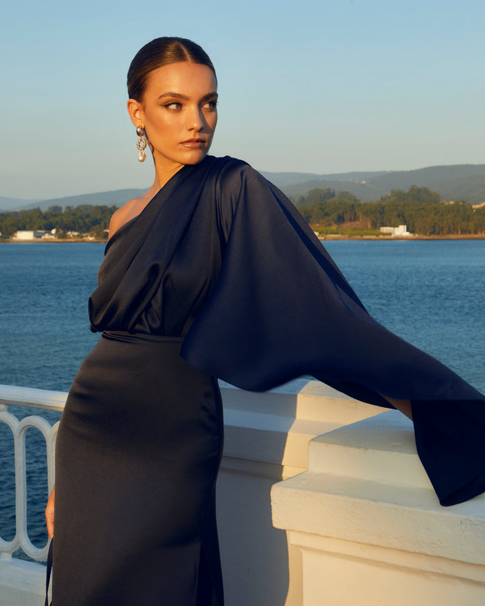 Vestido Petra Marino maxi asimétrico de Lady Pipa para invitada de boda de noche.