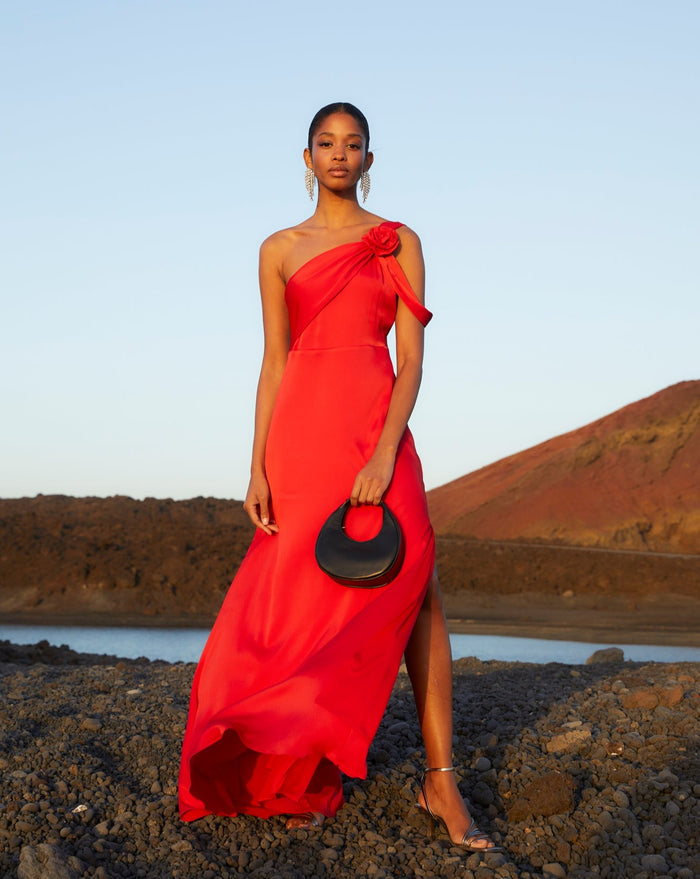 Vestido Rosae Rojo maxi asimétrico de Lady Pipa para invitada de boda de noche.