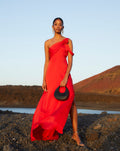 Vestido Rosae Rojo maxi asimétrico de Lady Pipa para invitada de boda de noche.