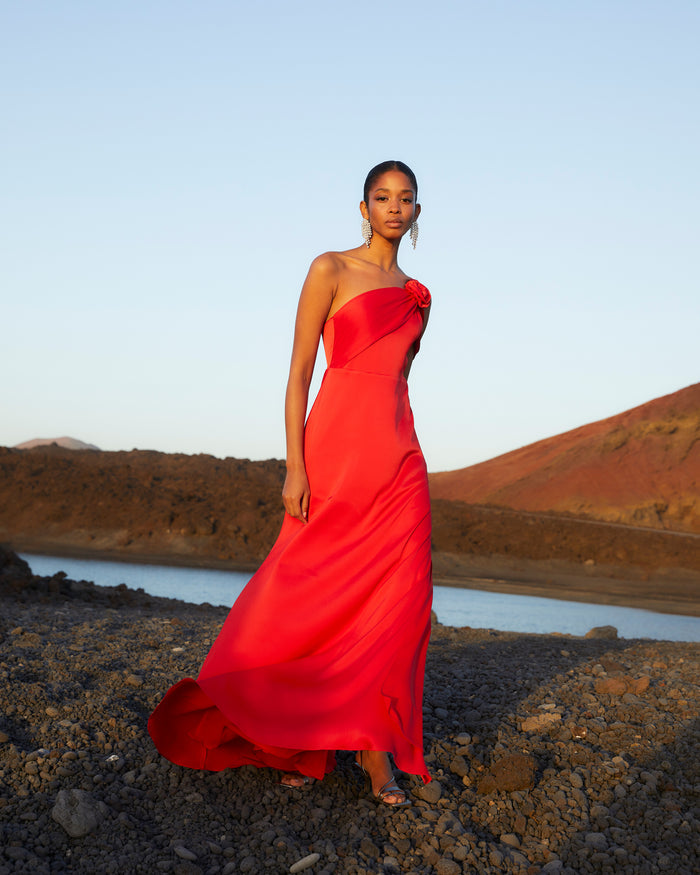 Vestido Rosae Rojo maxi asimétrico de Lady Pipa para invitada de boda de noche.