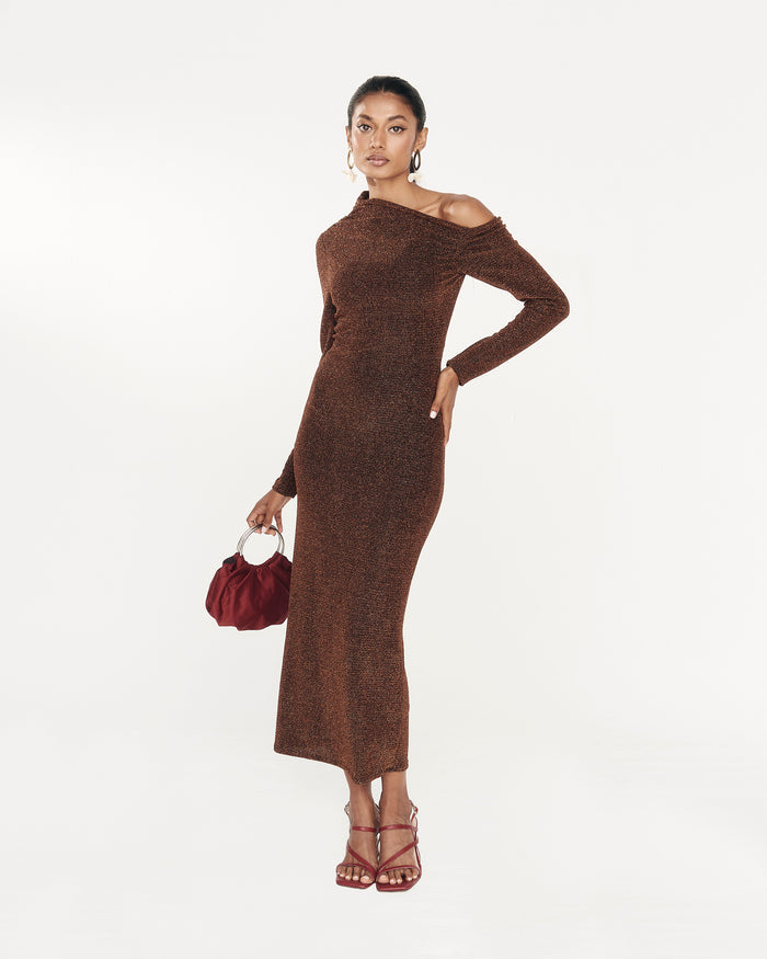 Vestido Sakai Cobre midi asimétrico de manga larga de Lady Pipa para invitada de boda.