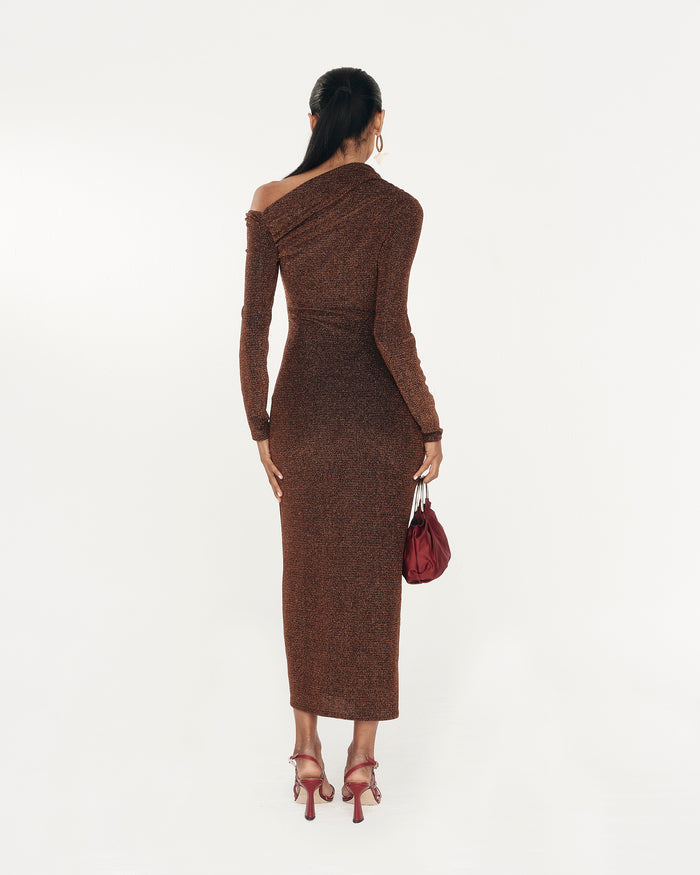 Vestido Sakai Cobre midi asimétrico de manga larga de Lady Pipa para invitada de boda.