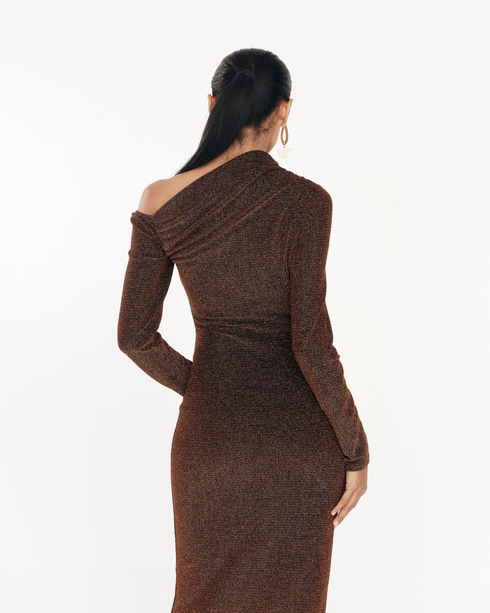 Vestido Sakai Cobre midi asimétrico de manga larga de Lady Pipa para invitada de boda.