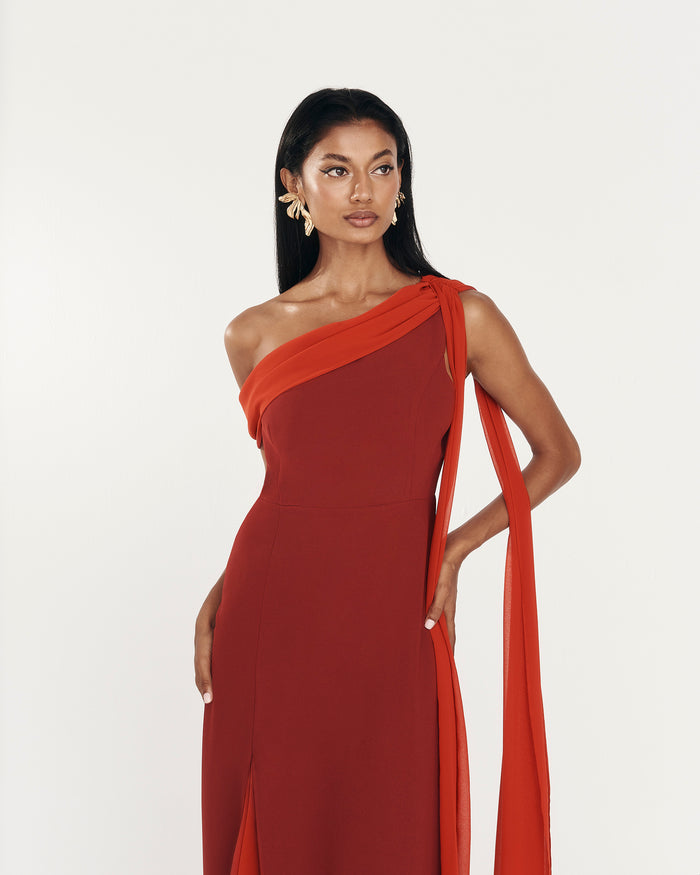 Vestido Sendai Rojo midi asimétrico ceñido de Lady Pipa para invitada de boda.
