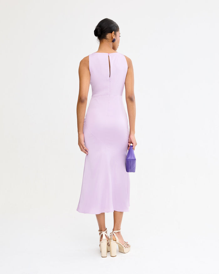 Vestido Sintra Lavanda midi asimétrico de Lady Pipa para invitada de boda.
