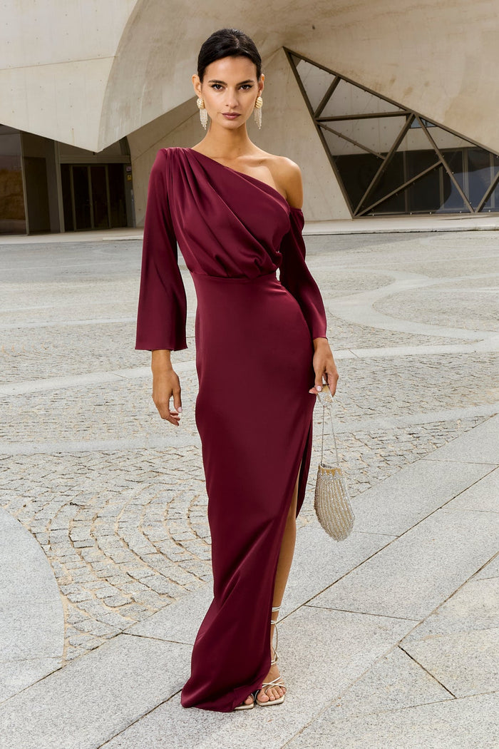 Vestido Siracusa Burdeos maxi asimétrico fluido de Lady Pipa para invitada de boda.
