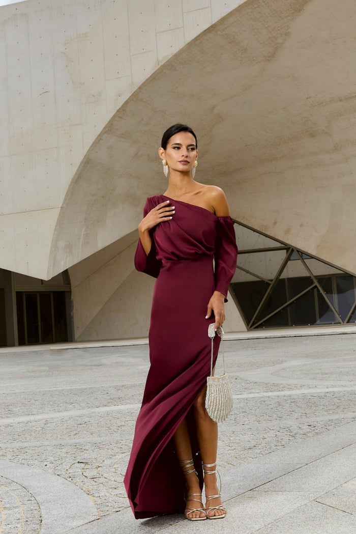 Vestido Siracusa Burdeos maxi asimétrico fluido de Lady Pipa para invitada de boda.