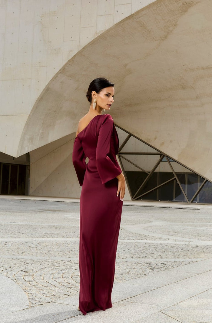 Vestido Siracusa Burdeos maxi asimétrico fluido de Lady Pipa para invitada de boda.
