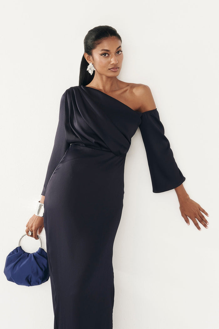 Vestido Siracusa Marino maxi asimétrico fluido de Lady Pipa para invitada de boda de noche.