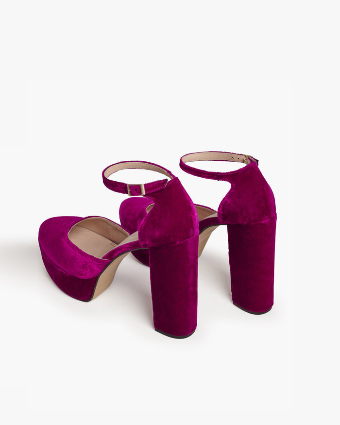 Zapato Richie Burdeos con plataforma de Lady Pipa para completar looks de invitada.